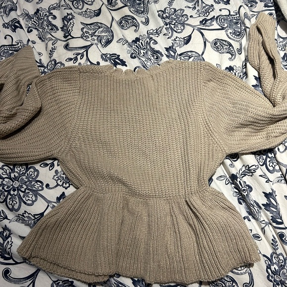 Cute and stylish hourglass figure sweater, perfect for the fall!! - Picture 3 of 4